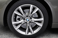 「225i」のタイヤサイズは205/55R17が標準だが、テスト車には一回り大きな225/45R18サイズのタイヤが装着されていた。