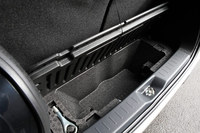 ラゲッジルームの床下収納。駆動方式によって形状が異なる。写真はFF車のもの。