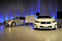 トヨタの自動運転実験車。奥の「レクサスLS」は北米での実験車をベースに、日本の一般道での自動運転を実現するために開発したもの。手前の「レクサスGS」が、高速道路での自動運転を想定した、新開発の実験車となる。
    