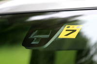 近年普及が進んでいる軽自動車の衝突被害軽減ブレーキは、いずれも赤外線センサーのみを用いたシンプルなシステムとなっている。
    