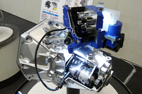 5段ロボタイズドMTの「オートギアシフト」。現在のところ日本への導入予定はないとのこと。
    