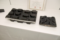 原発事故の除染作業に使われている特殊な「ゴムクローラー」（写真左）。