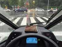 「i-ROAD」にはエアコンがないので、雨の日はハンカチやタオルが必需品。ただし、フロントウィンドウ用のデフォッガーは装備されていた。