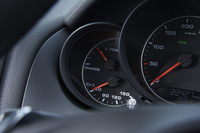 メーターナセルの左端には、ハイブリッドシステムのエネルギー制御の状態を表示するメーターが備わる。
    