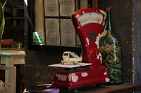 【写真3】シエナ旧市街にあるリストランテの店先で。「アペ」を模したミニカーはビジネスカード入れだ。