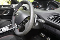 ステアリングホイールの背後に備わるシフトパドルは固定式。