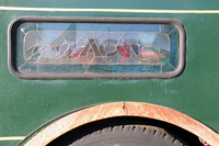 バスの行き先表示板のスペースには、ステンドグラスがはめられている。「AC」とは、ベースモデルの「フィアット418AC」にちなんだものと思われる。