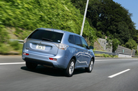 燃費のよさはもちろんのこと、電子制御による疑似デフロックや、トルクベクタリング機能の「S-AWC」などによる動力性能も「アウトランダーPHEV」の特徴。