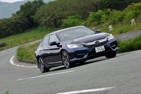 ワインディングロードを走る「ハイブリッドEX」。同グレードの燃費はマイナーチェンジ前と同じ30.0km/リッターだが、エントリーグレードの「ハイブリッドLX」では31.6km/リッターに向上した（ともにJC08モード）。