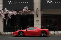 カフェの前にたたずむ「フェラーリ458スパイダー」。