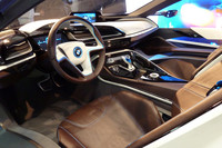 「BMW i8 コンセプト」のインテリア。
    