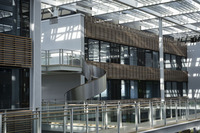 20カ所以上におよんでいた研究部署を1カ所にまとめた。また、床面積が300平方メートルにもなる部屋を80も用意し、各プロジェクトチームが一体となって開発に取り組める環境も整えた。