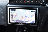 ダッシュボードの中央に搭載されたクラリオン製のSDナビゲーションシステム。車重を抑えるため、ナビやオーディオ機器についても軽量なものが選ばれた。