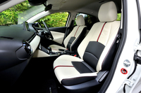 「Lパッケージ」を選択するとシートがハーフレザー（クロス／レザー）となるほか、インパネやセンターコンソール側面、ドアの内張りなどもオフホワイト（合皮）のデコレーションが施される。