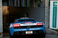 シューパーさんのアルバムから。2009年にイタリア交通警察隊が“世界最速のパトロールカー”「ランボルギーニ・ガヤルド」と共にスイスにやってきたとき。もちろん、地下のガレージにご案内。