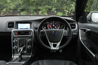 インテリアの仕立てはベース車両に準じる（試乗車は「S60 D4 R-DESIGN」）。