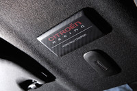 天井に飾られたシトロエン・レーシングの専用プレート。「WORLD RALLY CHAMPION」の文字が、このクルマの出自を表している。