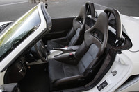 いかにも軽そうなバケットタイプの軽量スポーツシートが装着されていた。
