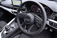 
	今回のテスト車には18インチホイールや専用形状のバンパーなどからなるオプションの「S lineパッケージ」が採用されており、インテリアではつや消しアルミの装飾パネルやブラックのルーフライニングなどが用いられていた。
	