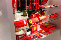 もちろん、高価なものだけでなく、下は80円のフェラーリステッカーからある。