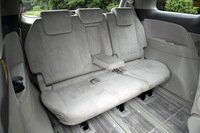 3列目シートの電動床下格納機能は、「G」でオプションとして選べる（オプション価格＝13万7550円）。標準仕様は手動式だ。