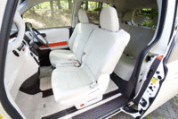 6：4分割可倒式のリアシートは、FF車のみリクライニングとクッションチップアップ機構が備わる。なお、「X」グレードは一体可倒式のシートとなる。
	（写真をクリックすると、助手席と後席のシートアレンジが見られます）