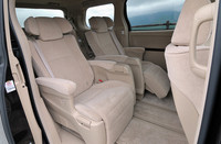 エグゼクティブパワーシートは、パワーリクライニング＆オットマン機能に、フットレスト、大型ヘッドレスト、カップホルダー付きの大型アームレストが備わる。