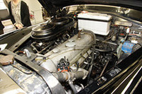 「300SL」と基本的に同じ直6SOHC2996ccエンジン。ツインキャブを備え最高出力125ps/4500rpm、最大トルク22.5kgm/2600rpmを発生する。実用に供していた証拠に、ウルトラ製のフルトラ（右端の青いもの）が装着されていた。