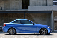 「BMW 2シリーズ」は、プレミアムなコンパクトクーペとして2014年2月に発売された。真横から見ると、長めのボンネットや後ろ寄りのキャビン、サイドのキャラクターラインといった、スタイリングの特徴がよくわかる。