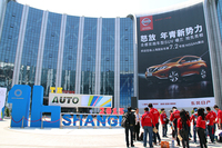 第16回を迎えた今回の上海モーターショーは、新会場「国家会展中心」で開催された。「中国青年報」の大学生記者団が、指導教官とともに中庭に集合している。