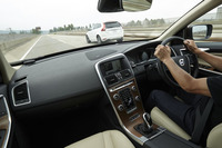 一路、高速道路を北陸へとひた走る。フロントウィンドウ越しに見えるのは、比較対象として同行したガソリン車「ボルボXC60 T5 SE」だ。
    