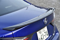 トランクリッドにはカーボンのリアスポイラーが装着される。