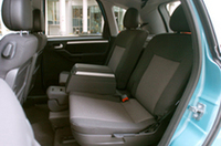 写真は4人乗りの状態。中央のボックスが、ワンタッチで取り外しできる「トラベルアシスタント」