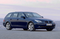 ハンドル位置は、「ツーリング」シリーズ（写真）の525iと530iが右のみ、ヨンクの530xiが左のみ。それ以外は、左右両方ともラインナップする。