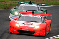 優勝したNO.8 ARTA NSX(伊藤大輔／ラルフ・ファーマン組：写真手前）と、2位のNO.18
TAKATA 童夢 NSX(道上龍／小暮卓史組)は、ファイナルラップまでバトルを繰り広
げた。