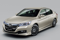 無限のパーツを装着した「ホンダ・アコード ハイブリッド」。
    