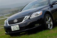 外観で一番大きな変更点は、フロントグリルのデザイン。サイドミラーはウィンカー内蔵式になった。