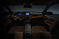 間接照明（アンビエントライト）が採用された、新型Eクラスの運転席まわり。