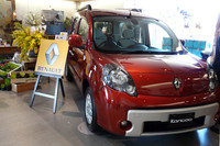 ルノーと蔦屋書店のコラボショップがオープンの画像