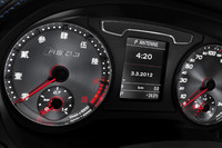 中国お披露目モデルらしく、タコメーターのレタリングは漢数字に。