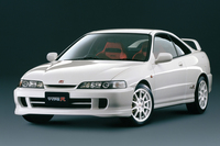 青木さんが長年所有していた「ホンダ・インテグラ タイプR」。青木さんは、このクルマでツインリンクもてぎに通うのが趣味だったのだとか。
    