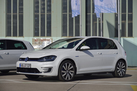 2014年3月のジュネーブショーで公開されたばかりのプラグインハイブリッド車「ゴルフGTE」も登場。1.4リッターのTSIエンジン（150ps）とモーター（102ps）を搭載し、204psと350Nm（35.7kgm）というシステム総出力を備える。新欧州走行サイクル（NEDC）複合モード燃費は1,5リッター/100km（約66.7km/リッター）。