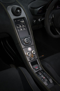 シンプルなセンターコンソール。タッチスクリーン式のインフォテインメントシステムに操作が集約されているために、スイッチやボタンの数は少ない。