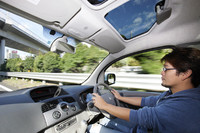 ヘッドクリアランスの広さが自慢の「カングー ビボップ」。クルーズコントロールやオートライト、オートワイパーなどの快適装備も標準で備わる。