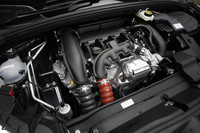 156PSを発生するエクスクルーシブの1.6リッターターボエンジン。燃費性能は13.1km/リッター（JC08モード）で、「セダクション」の12.1km/リッターよりも良好。