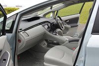 プラットフォームだけでなく、センターコンソールの2段構造も「オーリス」から受け継いだ。未来感が出たとも言えるが、運転席と助手席をウォークスルーできる従来型のほうが使い勝手はよかったという声も多数あり。シートや内装などの色味は、もう少し楽しくできないものか。