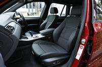 Mスポーツパッケージ用のスポーツシート。フロントシートには電動調整機構のほか、オプションでシートヒーターも用意される。