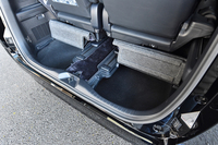 荷室のフロア下には、予備の収納スペースが確保される。3列目のシートレールを避けるように開口部を設けたのがポイントで、「シートアレンジと収納力を高いレベルで両立させた」と開発陣も胸を張る。トヨタが想定する主な収納物は、着替え用の靴やスペアタイヤ。3列目シート中央席の取り外し式ヘッドレストも、この中におさまる。
    