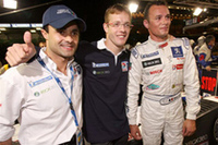 予選を制したNo.8プジョー908のドライバーがガッツポーズ。左から、ラミー、ブルデー、サラザン。
（写真＝プジョー）