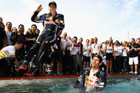 1-2フィニッシュを飾ったレッドブルの“モナコらしい祝賀風景”。スペイン、モナコと2連勝したマーク・ウェバー（プールのなか）と2位セバスチャン・ベッテル（飛び込む寸前）は同点で並び、ドライバーズランキングのトップに浮上。チームは今季2度目の上位独占で43点を追加、結成以来はじめてコンストラクターズランキングトップの座を手にした。（写真＝Red Bull Racing）
